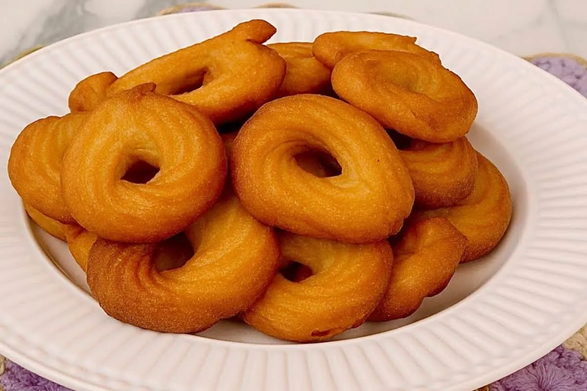 Descobri uma receita de carolina de fubá para o café que voc