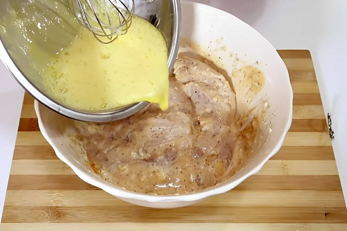 Descubra como fazer um frango frito crocante de verdade e qu