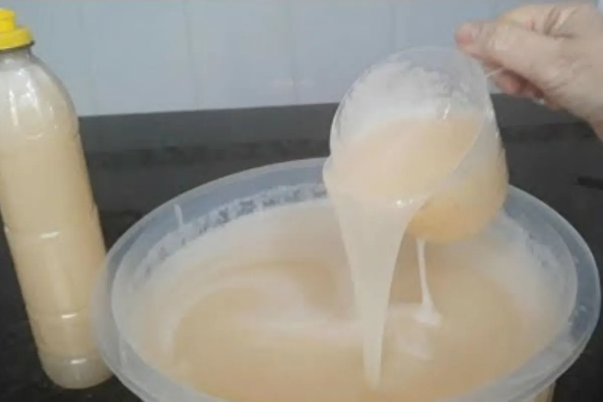 Detergente caseiro 2 em 1 que lava a louça e deixa o alumíni