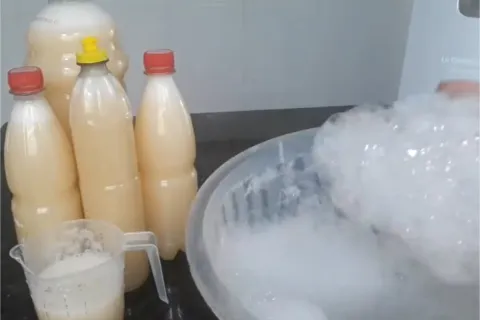Detergente caseiro 2 em 1: rende muito e espuma bastante na 