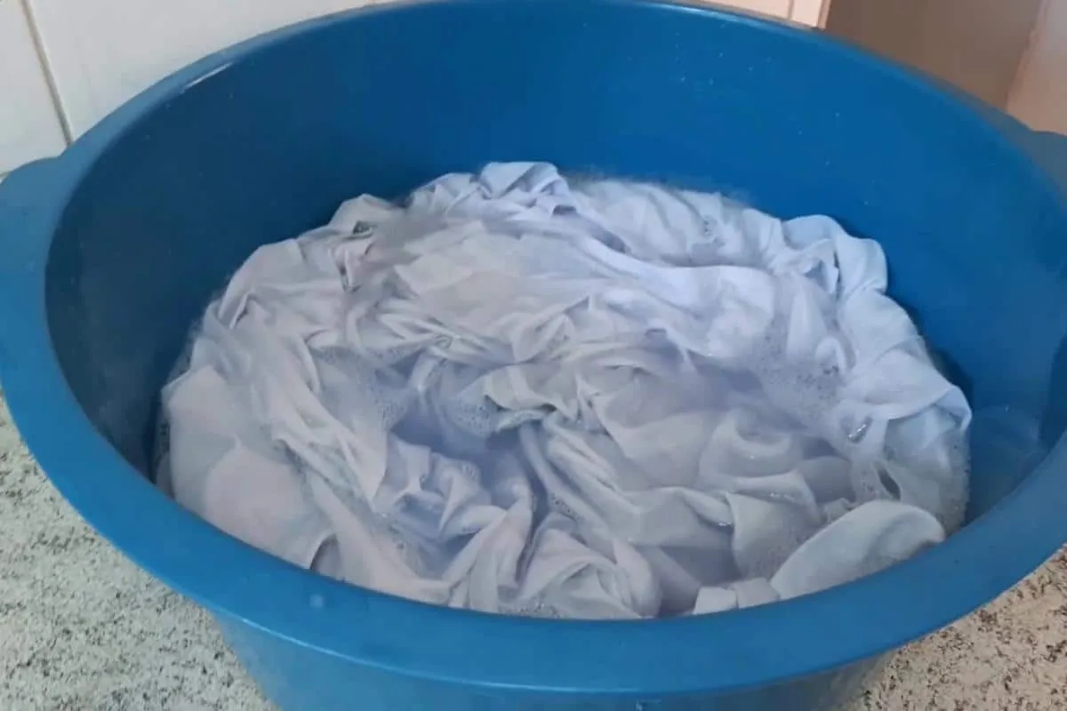 Dica para lavar roupas brancas: não precisa ficar esfregando