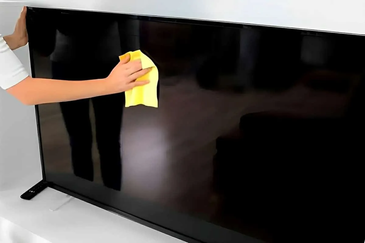 Dica para limpar telas de TV e deixá-las livres de manchas e