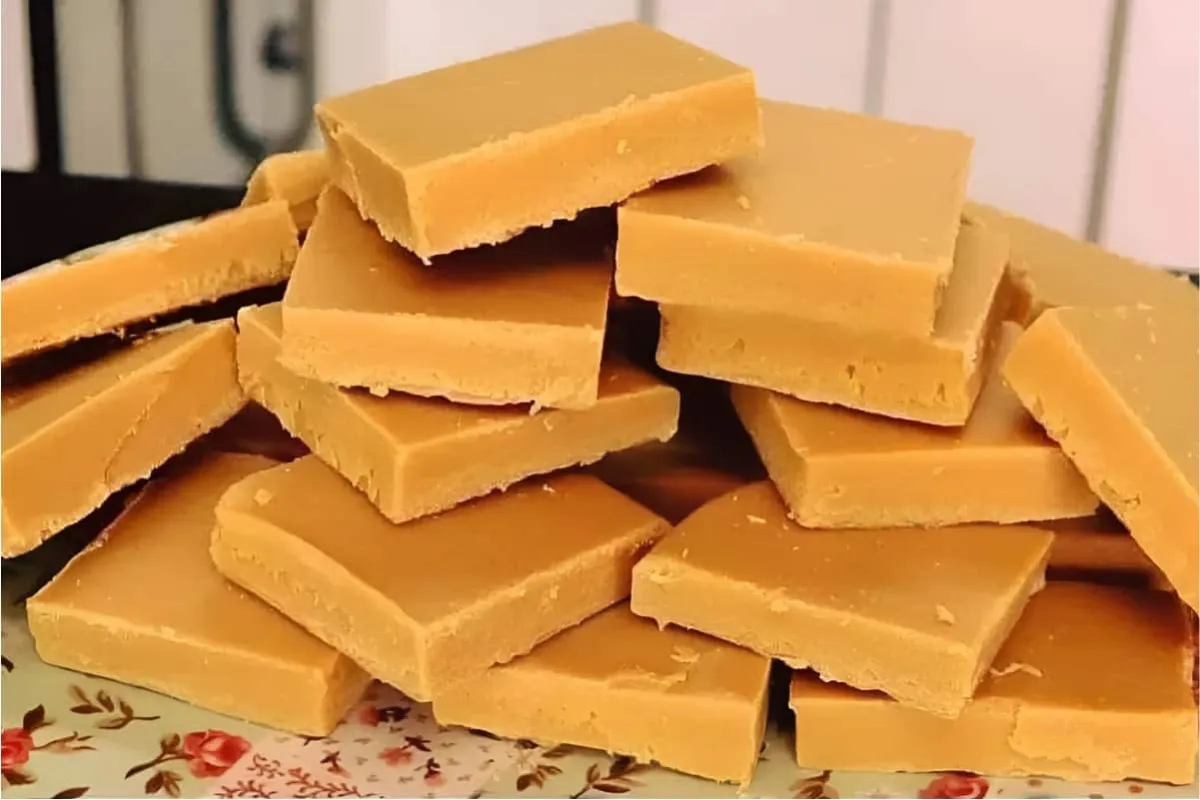 Doce de leite com apenas 3 ingredientes para comer em pedaço
