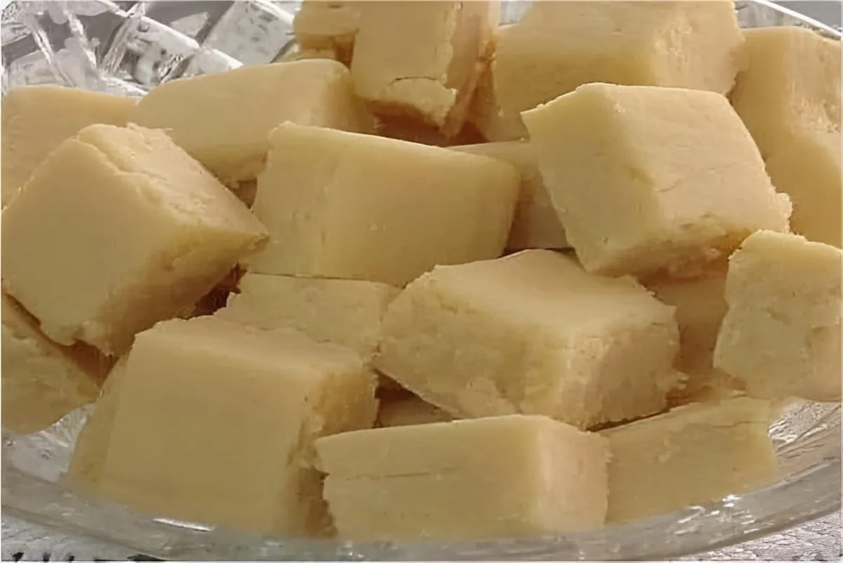Doce de leite em pedaços macio feito com leite condensado é