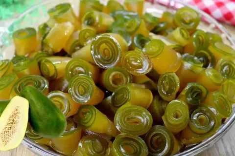 Doce de mamão enroladinho tradicional e saboroso, feito com 