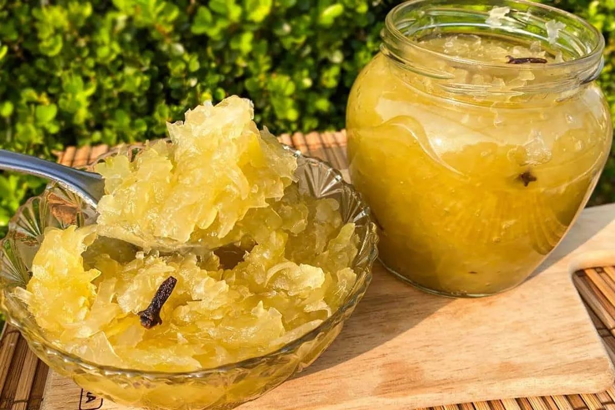 Doce de mamão verde com leite condensado feito na roça é uma