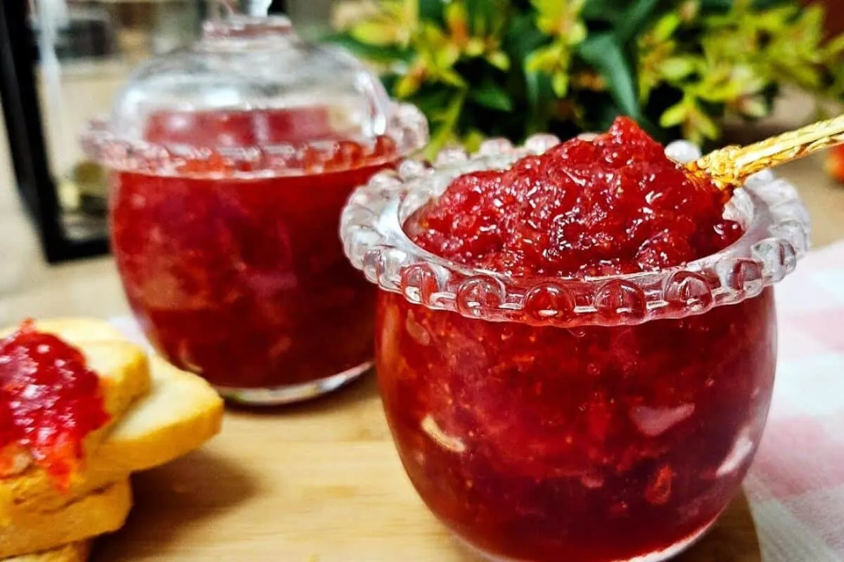 Doce de morango irresistível e muito fácil que fica pronto e