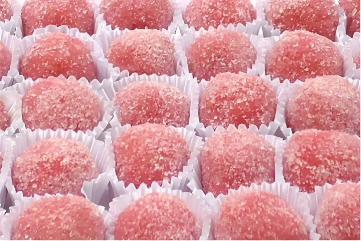 Docinho bicho de pé um brigadeiro de morango delicioso que c