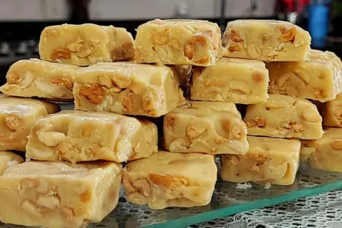 Docinho de amendoim com leite em pó delicioso e que não fica