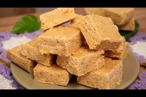 Docinho de amendoim em barra feito com poucos ingredientes, 