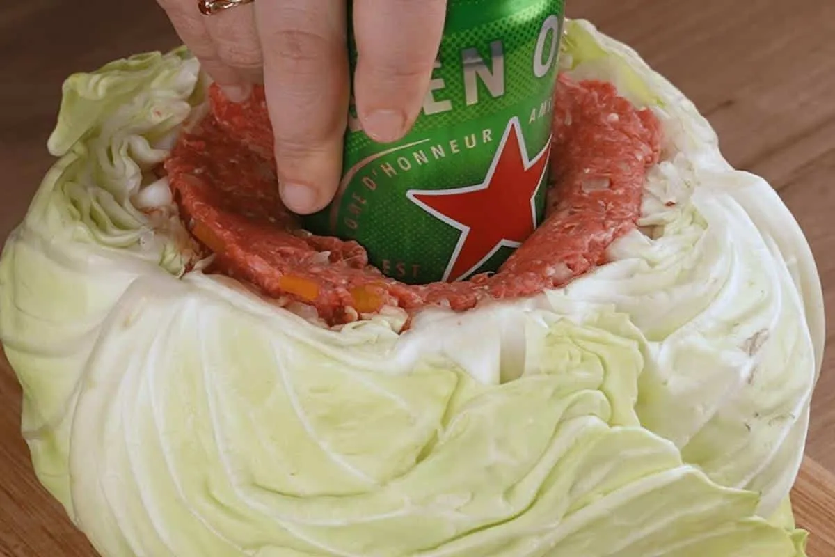 Dona de restaurante ensina a preparar uma receita de repolho