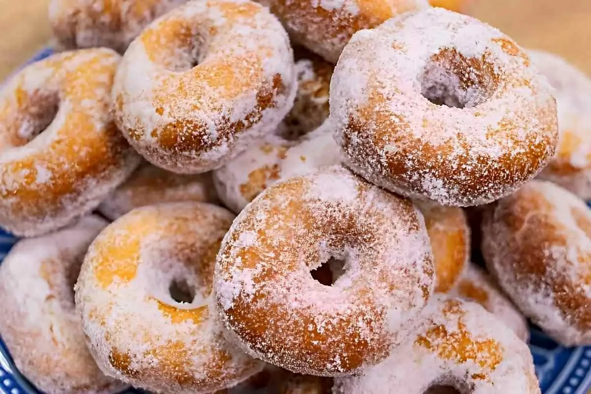 Donuts caseiro muito fofinho e fácil de fazer para servir na