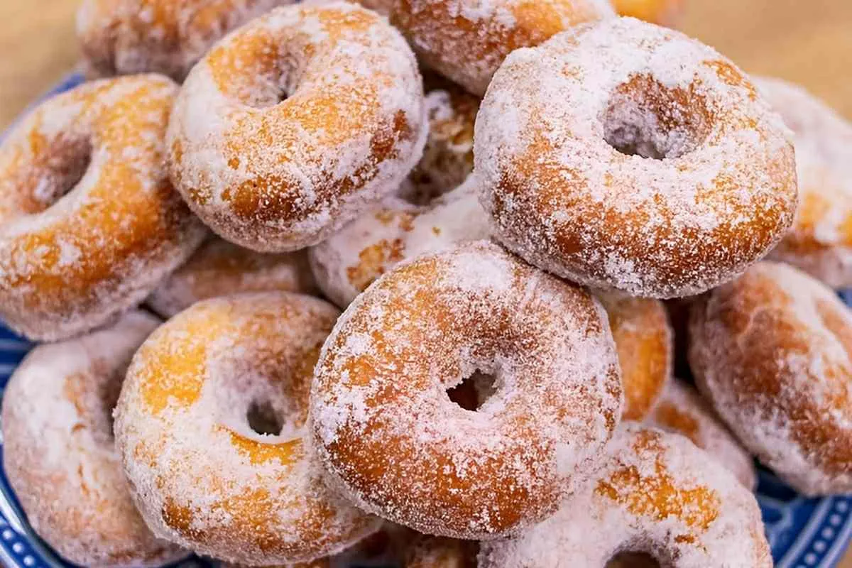 Donuts caseiro simples e fáceis para servir com café quentin