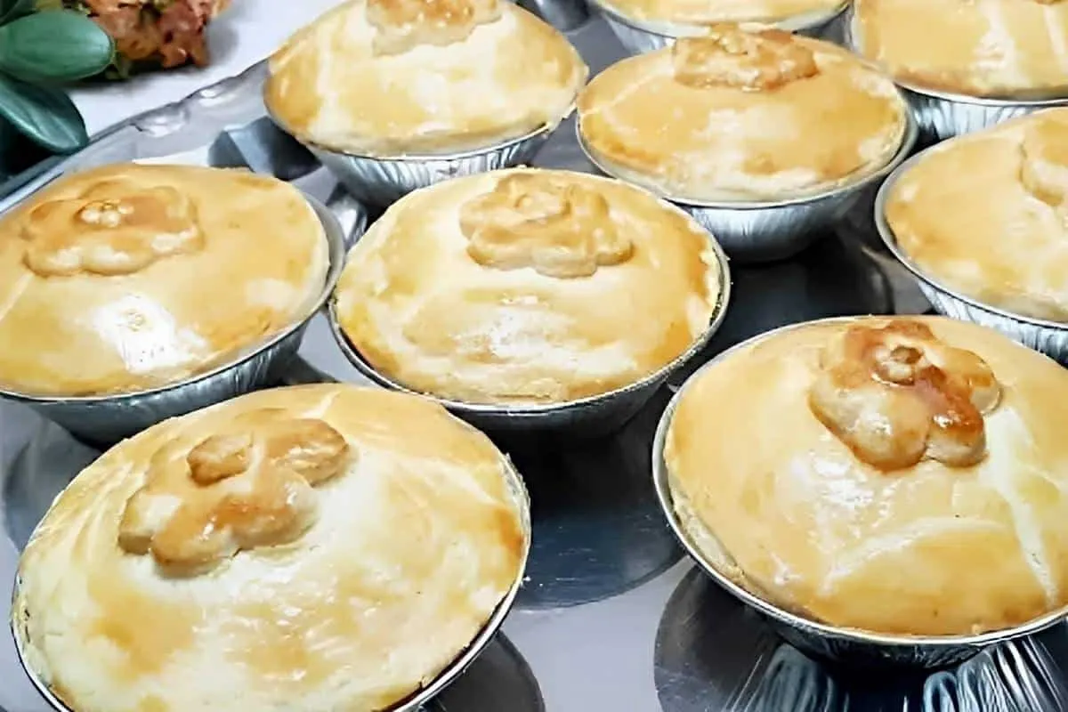 Empada de frango com massa de guaraná que derrete na boca de