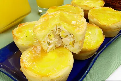 Empada de frango da Palmirinha muito cremosa e a massa derre