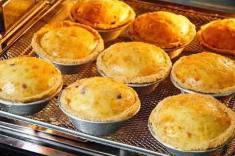Empada mineira de queijo com bacon que derrete na boca e vai