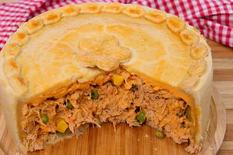 Empadão cremoso com massa de 3 ingredientes e recheio de fra