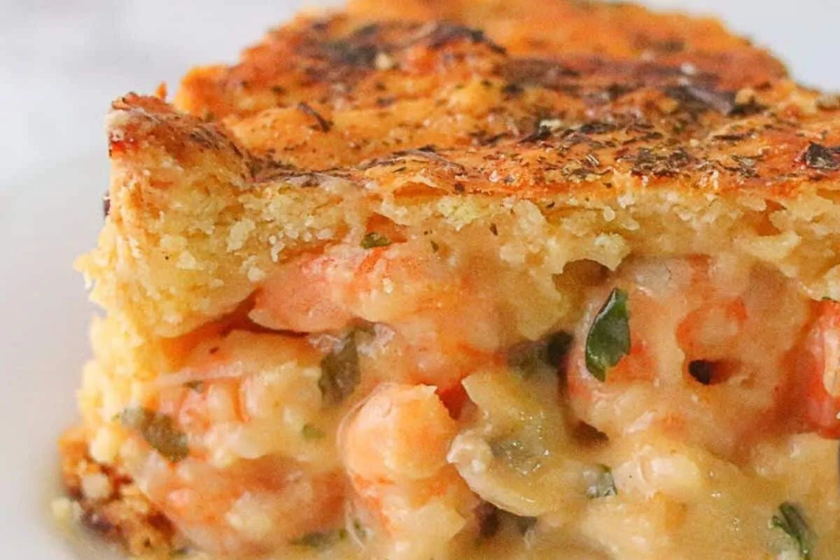 Empadão de camarão super cremoso com uma massa leve que derr