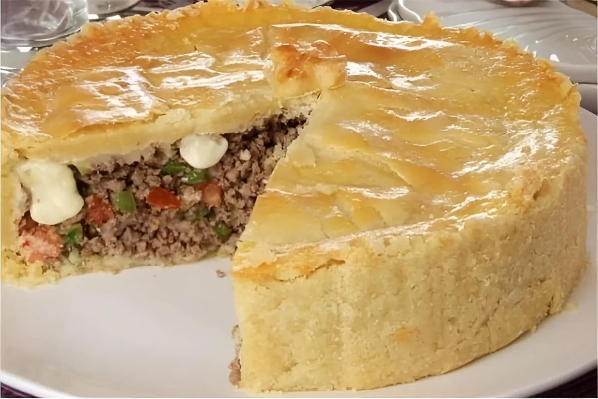 Empadão de carne moída com queijo receita fácil e deliciosa