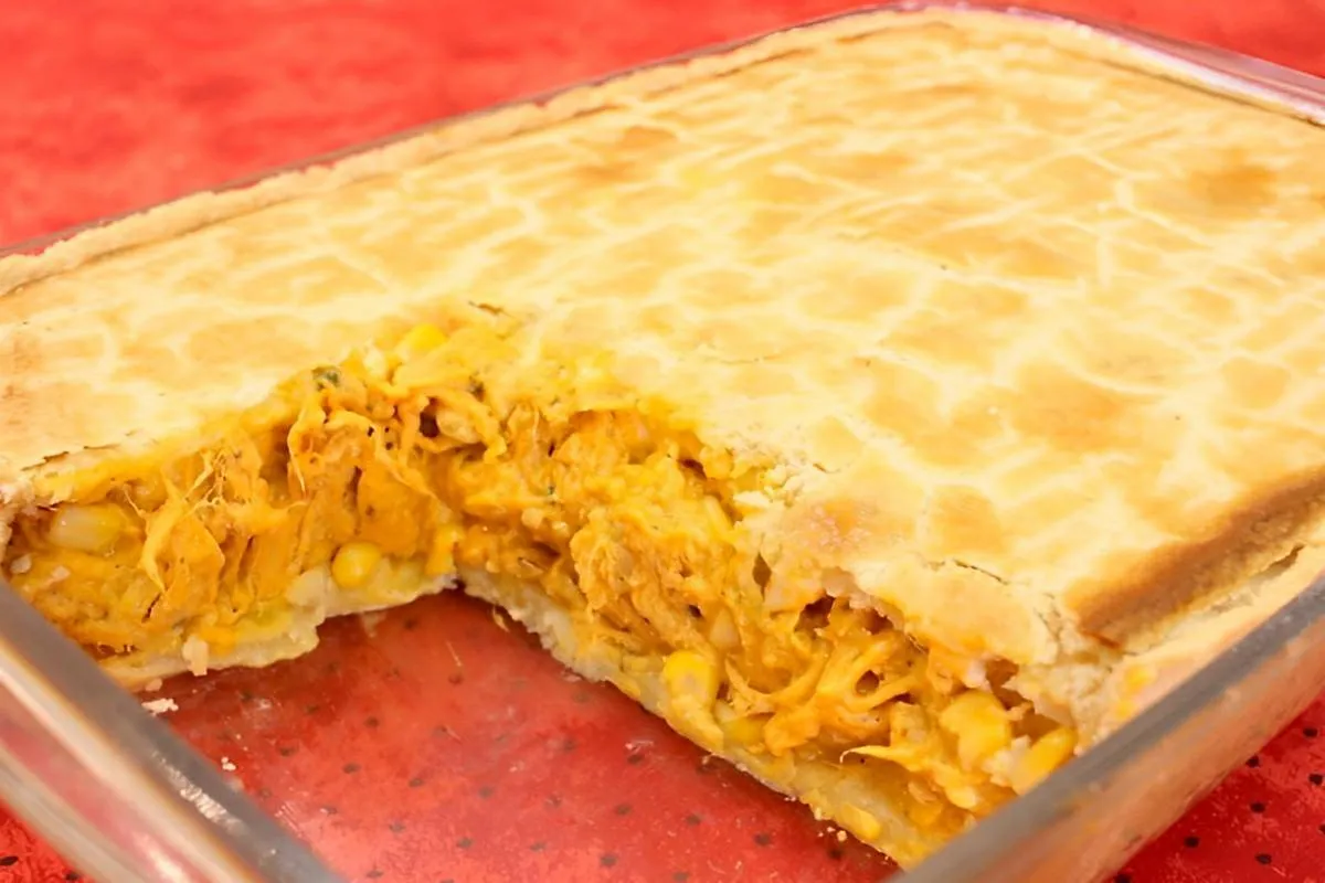 Empadão de forno cremoso de frango a massa é macia e derrete