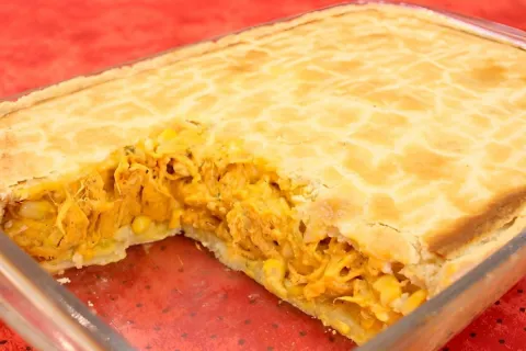 Empadão de forno cremoso de frango a massa é macia e derrete