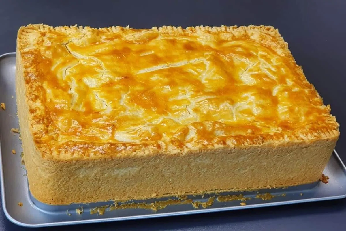 Empadão de frango caseiro delicioso que derrete na boca e faz o maior sucesso