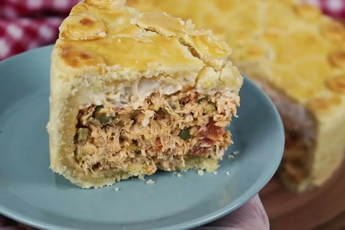 Empadão de frango com aquela massa leve que derrete na boca