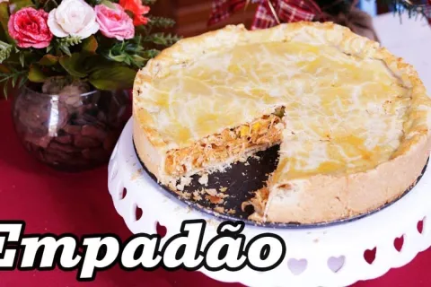 Empadão de frango com massa crocante que derrete na boca e r