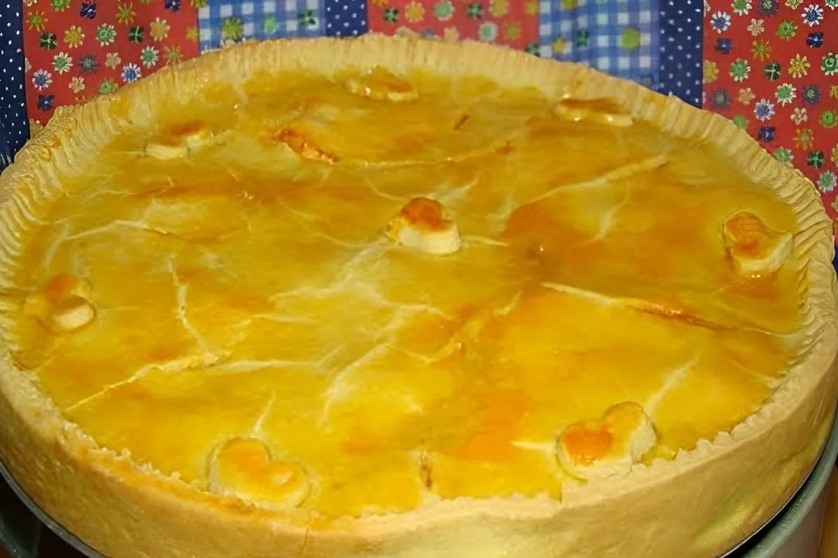 Empadão de frango com massa de 2 ingredientes que derrete na