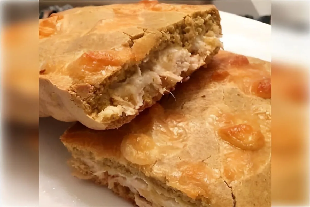 Empadão de frango com massa de creme de leite que derrete na
