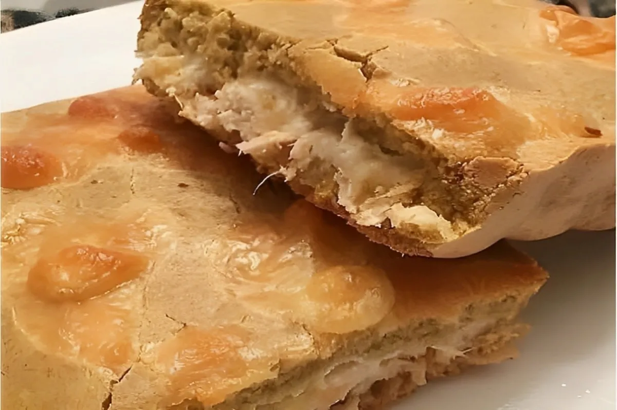 Empadão de frango com massa de creme de leite que derrete na