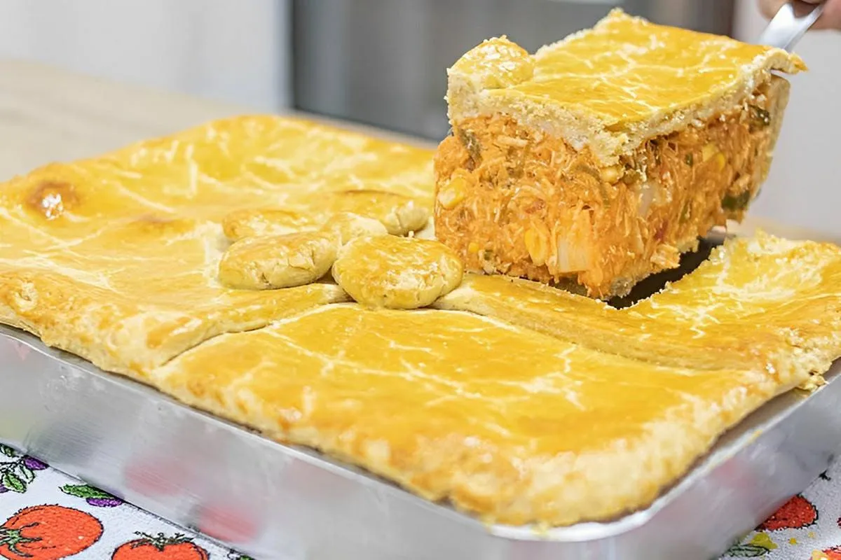 Empadão de frango com massa fácil e recheio de frango cremos