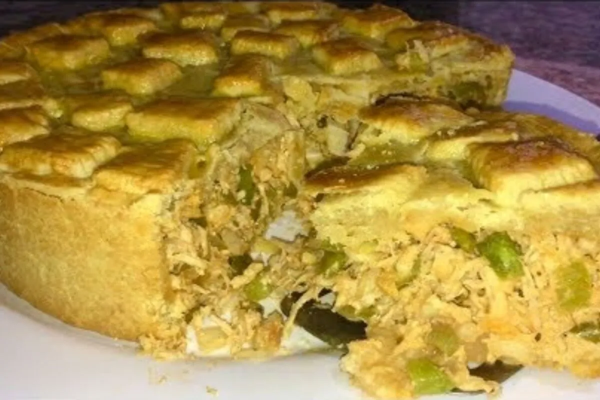 Empadão de frango com massa leve e saborosa que derrete na boca