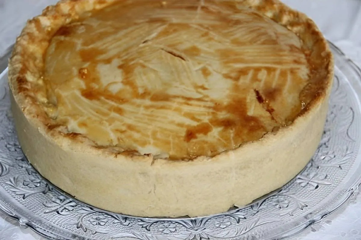 Empadão de frango com massa podre e recheio de frango cremos