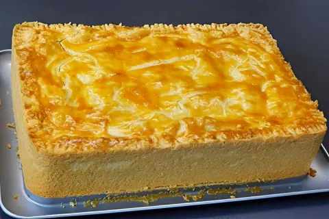 Empadão de frango com massa que derrete na boca e recheio de