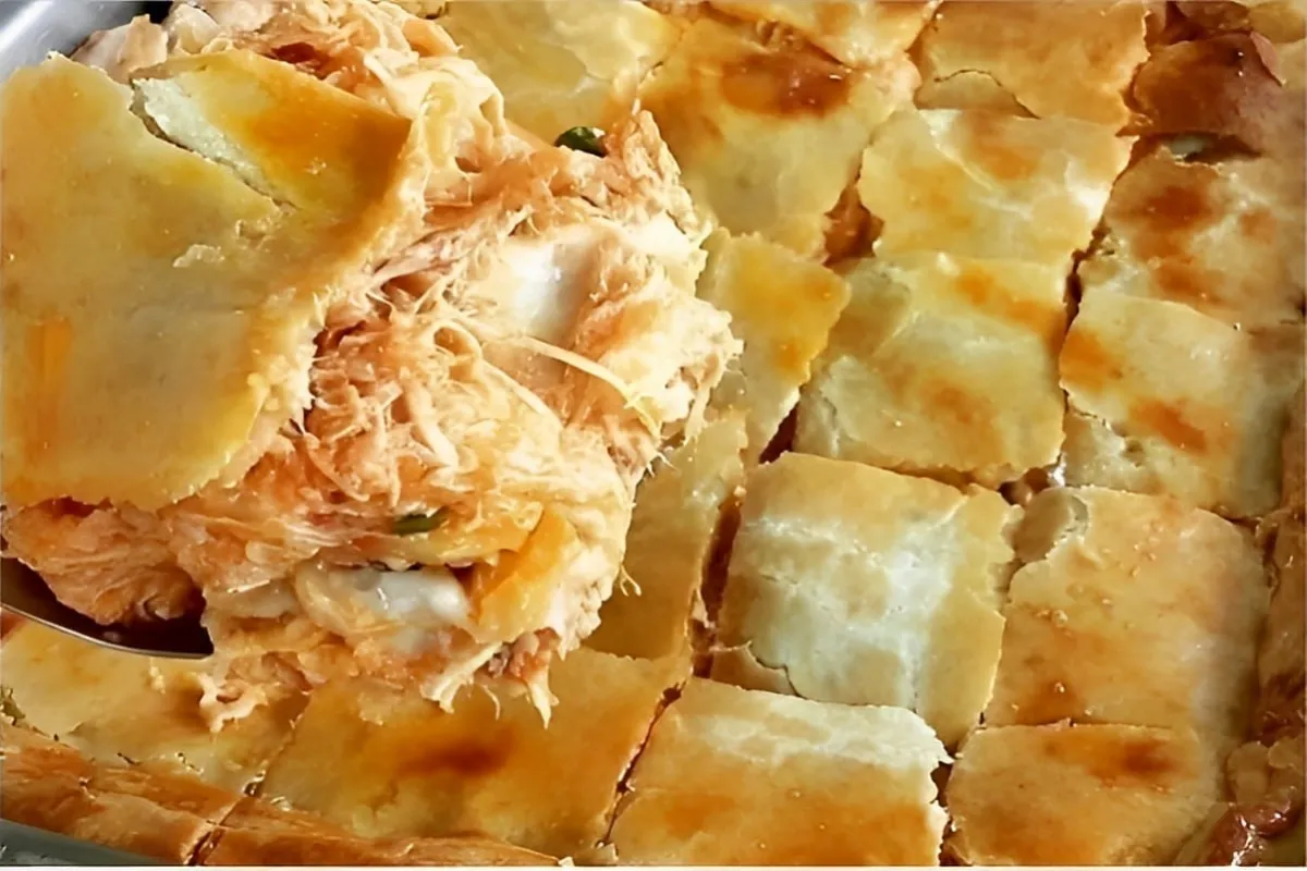 Empadão de frango com massa que desmancha na boca e recheio