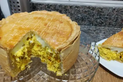 Empadão de frango com uma massa especial que derrete na boca
