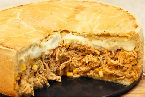 Empadão de frango cremoso com requeijão e muçarela uma delíc
