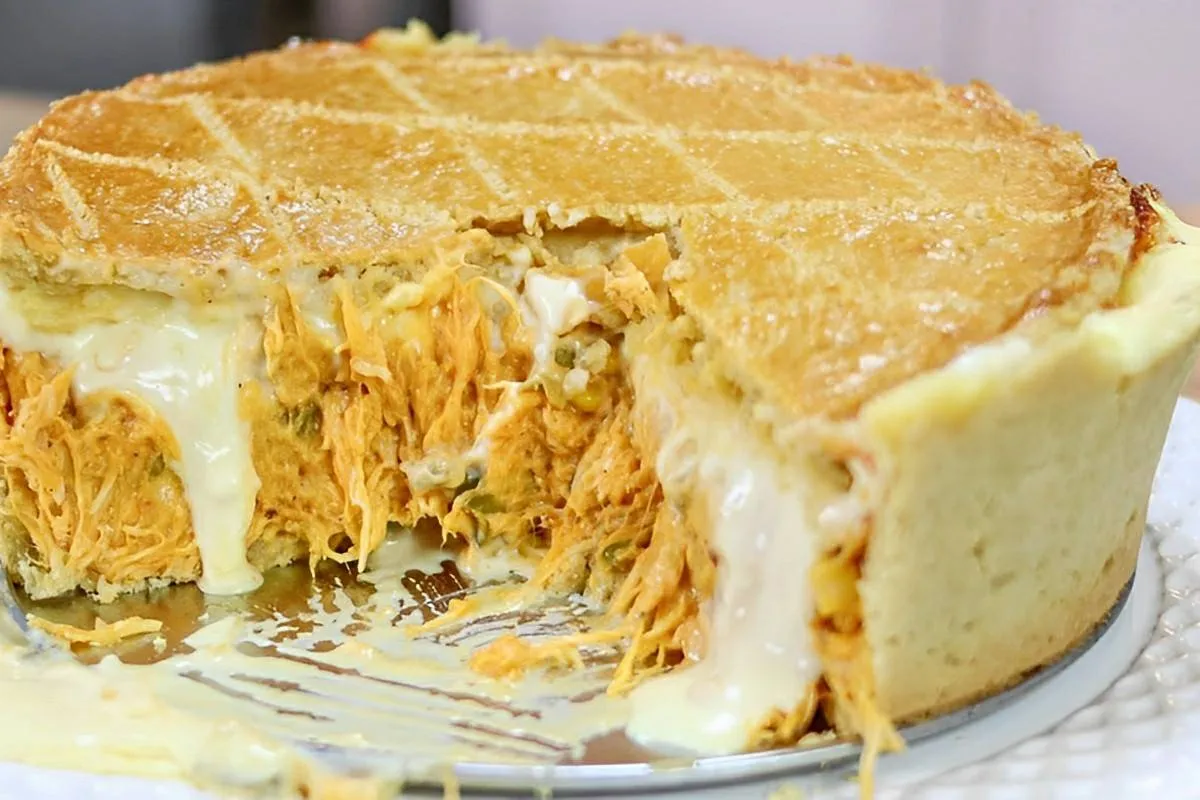 Empadão de frango cremoso com requeijão feito com massa que