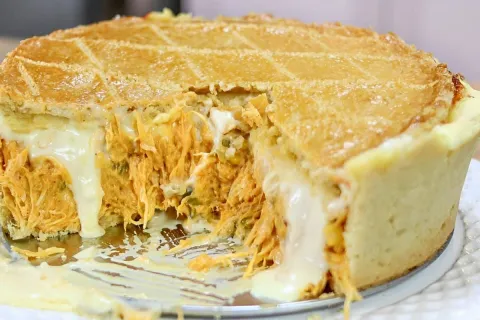 Empadão de frango cremoso com requeijão feito com massa que 