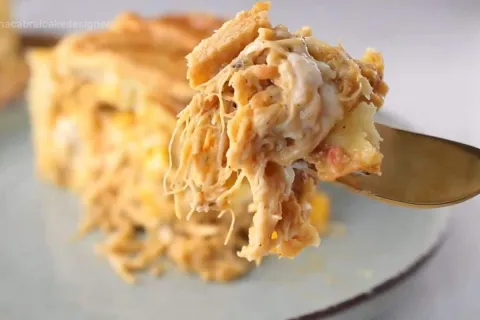 Empadão de frango cremoso, com um recheio muito saboroso e u