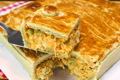 Empadão de frango cremoso e delicioso feito com massa podre 
