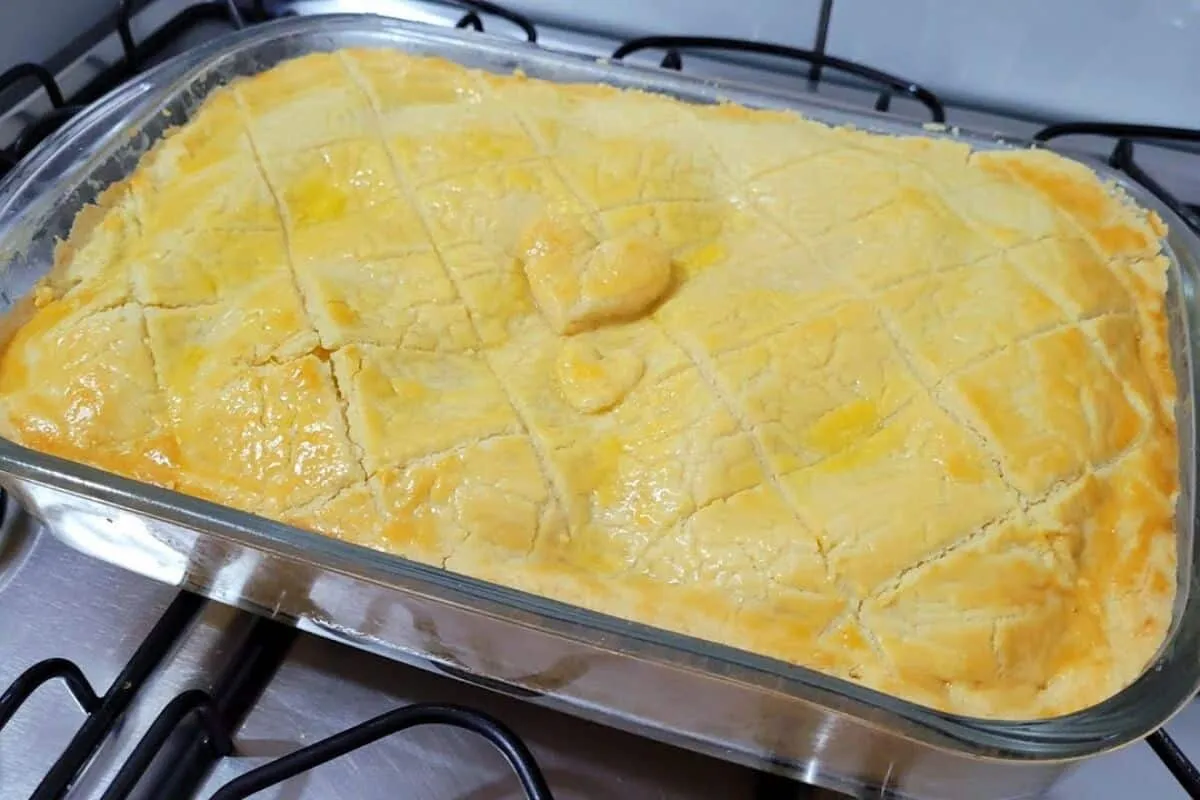Empadão de frango cremoso feito com massa crocante de 3 ingr