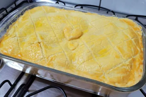 Empadão de frango cremoso feito com massa crocante de 3 ingr