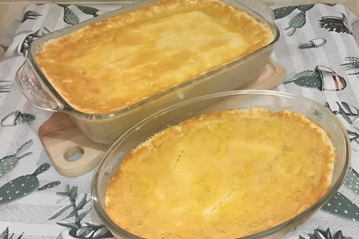 Empadão de frango cremoso feito com massa que derrete na boc