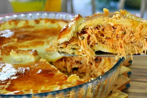 Empadão de frango fácil com massa que derrete na boca e um r