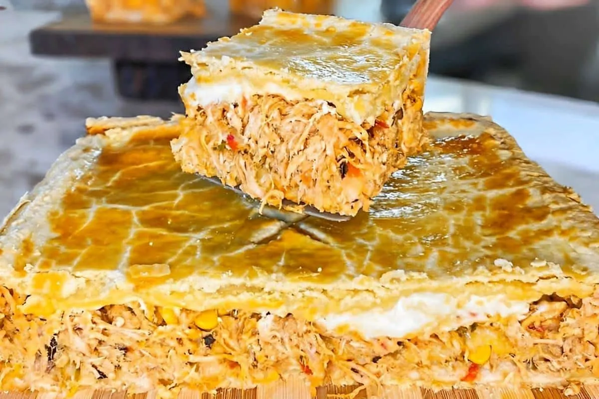 Empadão de frango fácil e cremoso a massa desmancha na boca