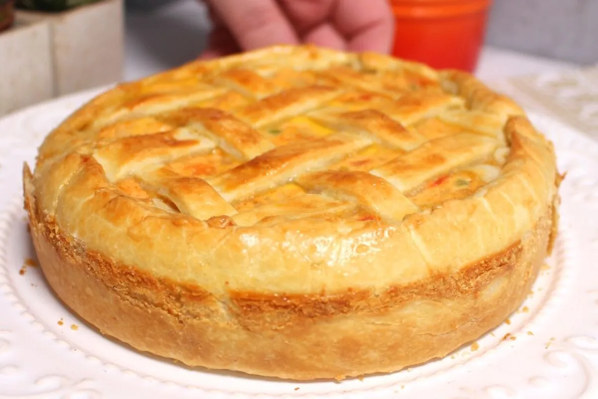 Empadão de legumes cremoso e saudável com uma massa leve que