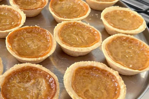 Empadinha de leite condensado com uma massa que derrete na b