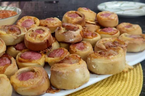 Enroladinho de calabresa macio com um molho maravilhoso, que